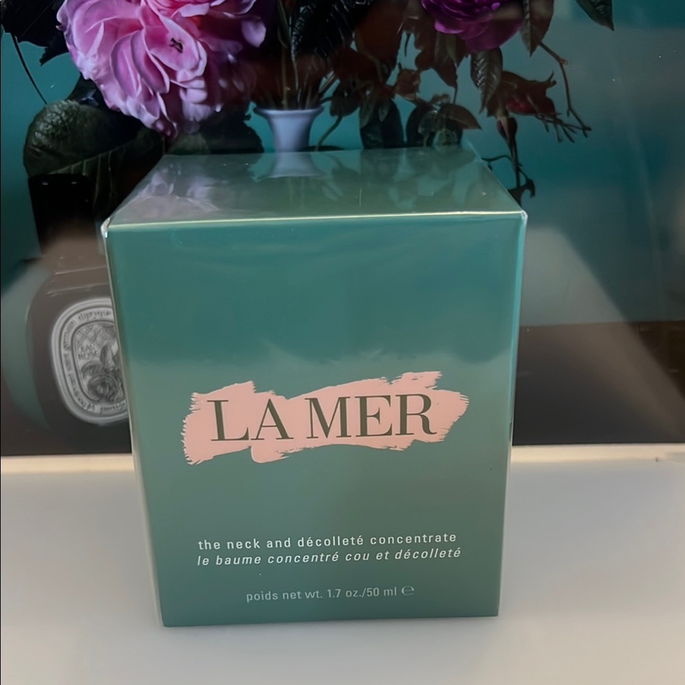 La Mer Neck and Décolleté Concentrate in Elegant Green